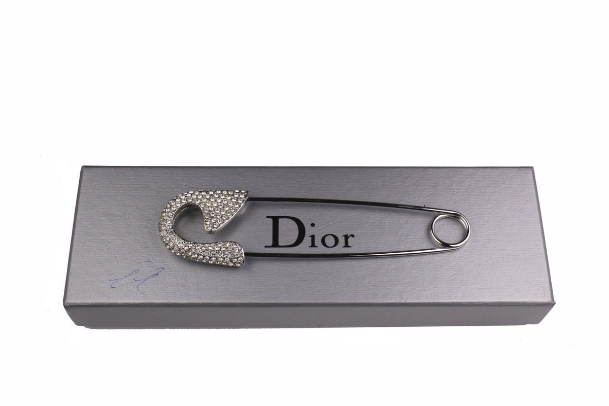 dior ピンバッジ　ブローチ CHRISTIAN DIOR giant rhinestone safety pin brooch – Vintage Carwen