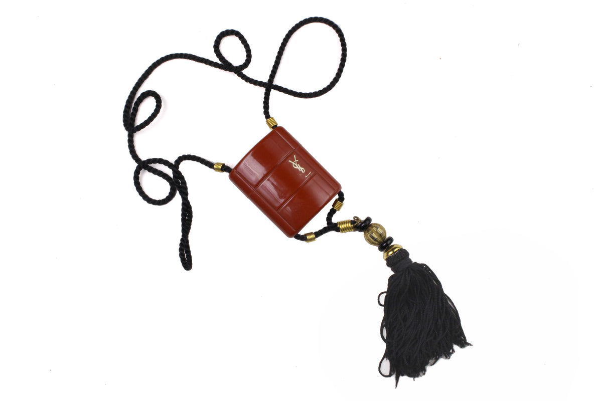 Collier Pendentif YSL Parfum OPIUM – Doré Avec Cordon Violet – Occasion