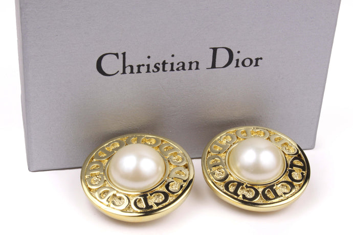 CHRISTIAN DIOR circular pearl logo earrings