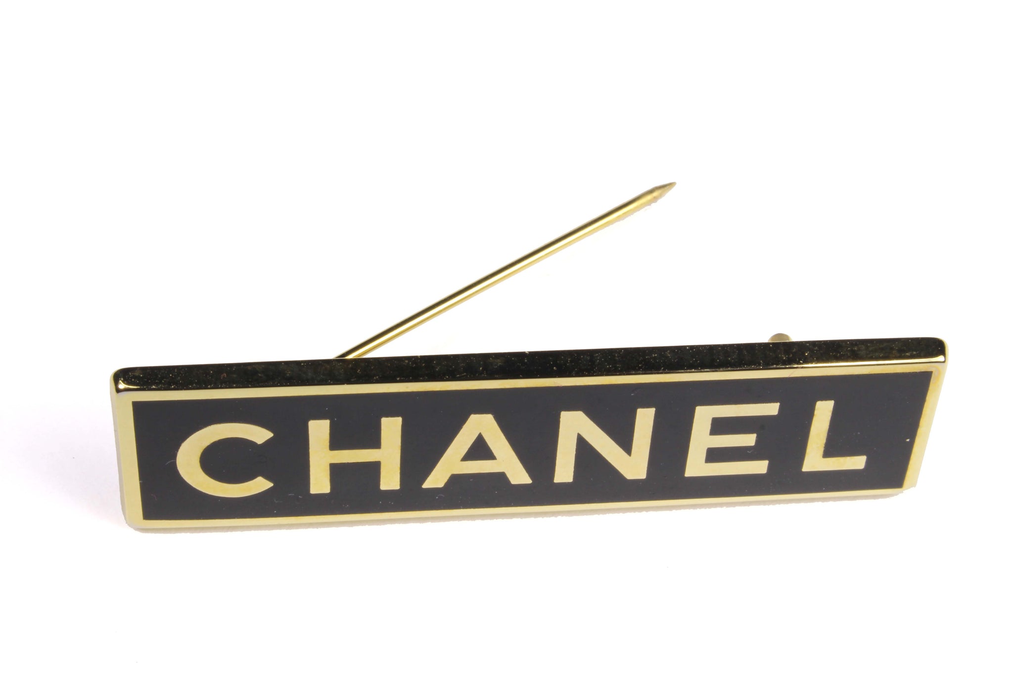 CHANEL rectangular logo brooch – Vintage Carwen